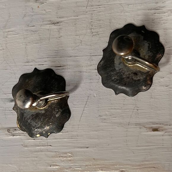 Vintage Pair Hand Painted Tole Tray Earrings Screwback Daisies Cottage Country - Picture 4 of 5